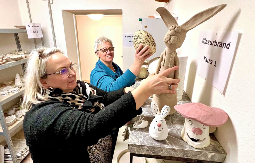 Franziska Szauer-Schnerr (v.l.) und Cornelia Zimmermann in Töpferraum. Künftig soll ein neuer Kurs an der KVHS angeboten werden.
