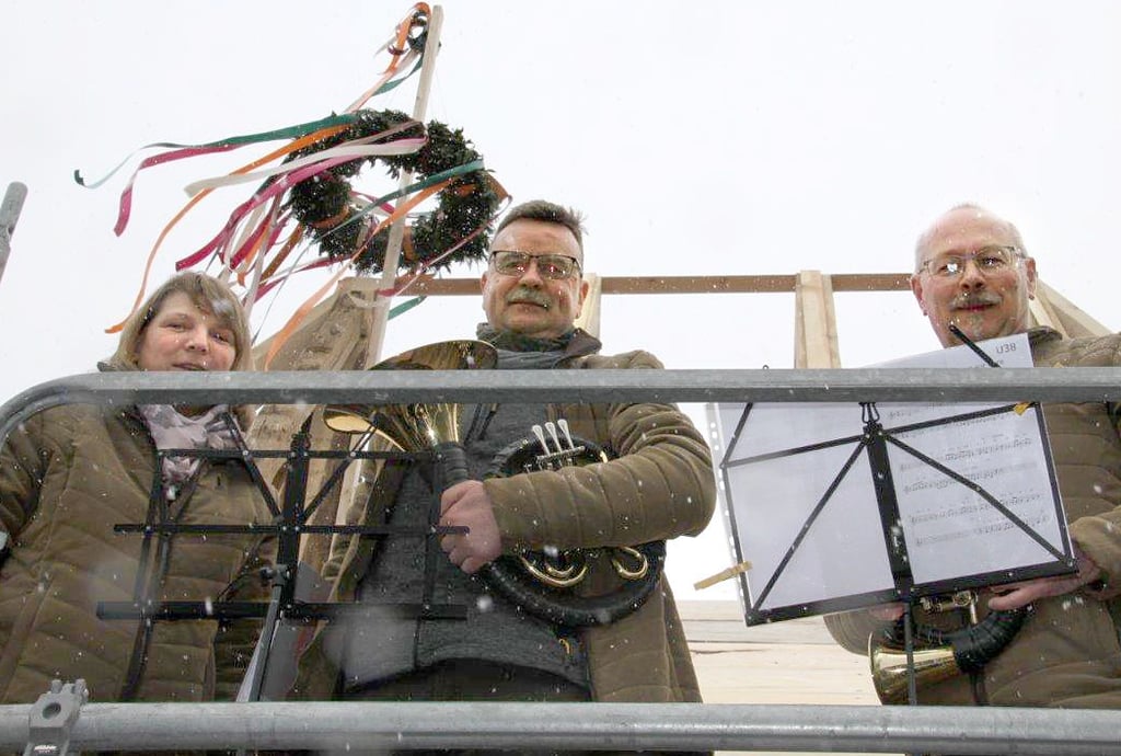 Die Jagdhornbläser „Weidmannsheil“ aus Bebertal wagten sich mit ihren Instrumenten trotz winterlichen Schneetreibens bis auf die oberste Gerüstetage des Kirchturmes, um das Richtfest musikalisch zu begleiten.