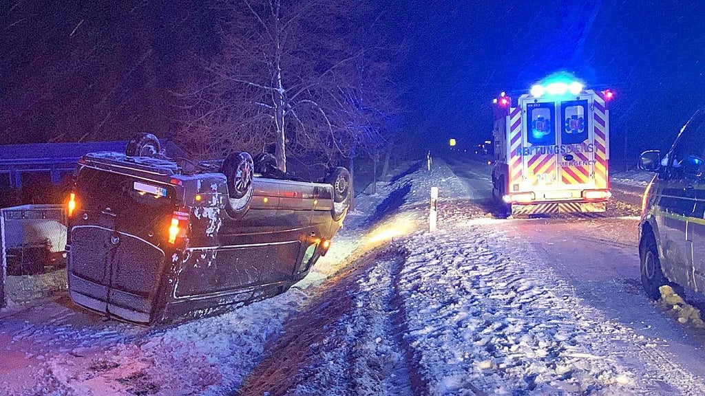 Am Donnerstagmorgen (9. März) überschlug sich auf der B 244 bei Schmatzfeld auf schneeglatter Fahrbahn ein Mercedes-Sprinter.