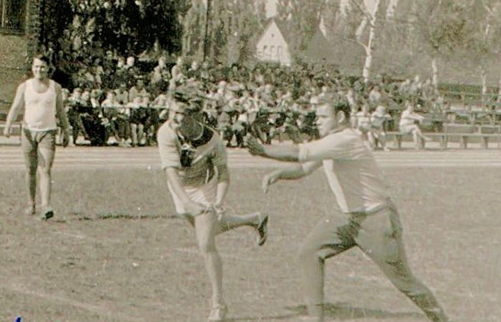 Schüler treten im Jahr 1961 in Haldensleben gegen ihre Lehrer im Feldhandball an.