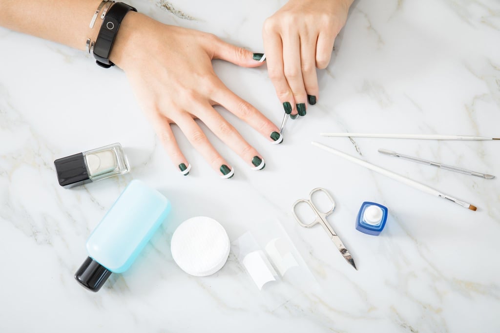 Soll der bunte Nagellack möglichst lange halten, hilft es, zwei Schichten davon aufzutragen - und vor dem Lackieren die Hände nochmal gründlich zu waschen.
