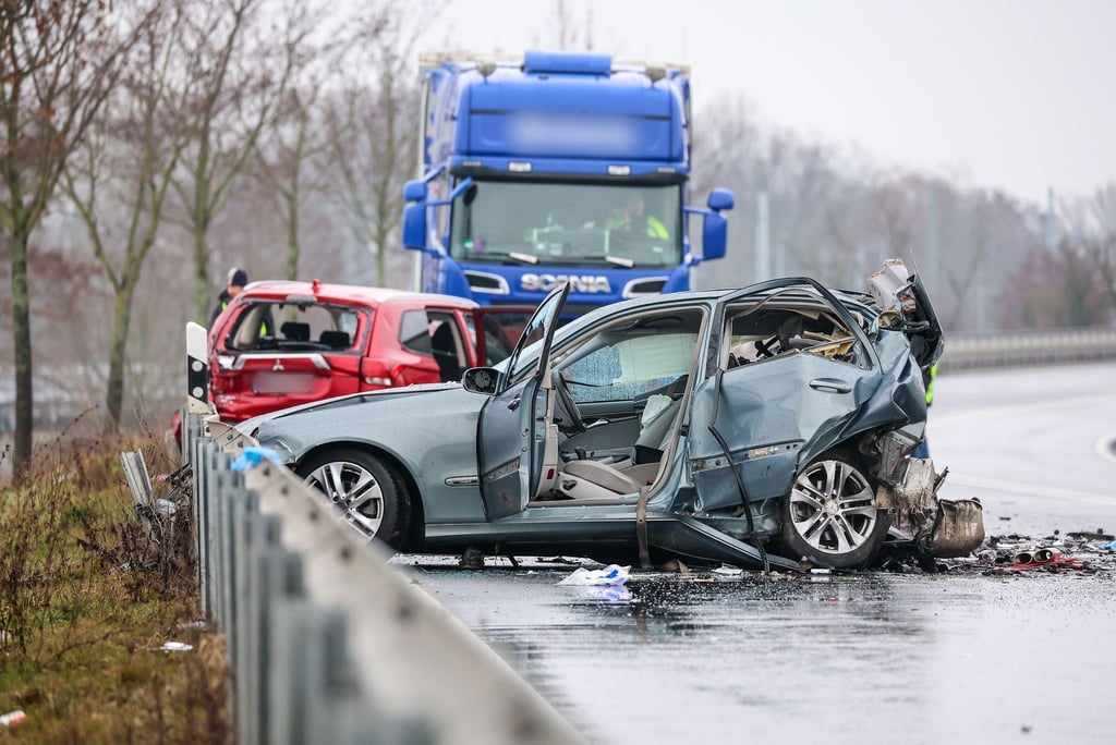 Autowracks nach einem schweren Verkehrsunfall auf der B87.
