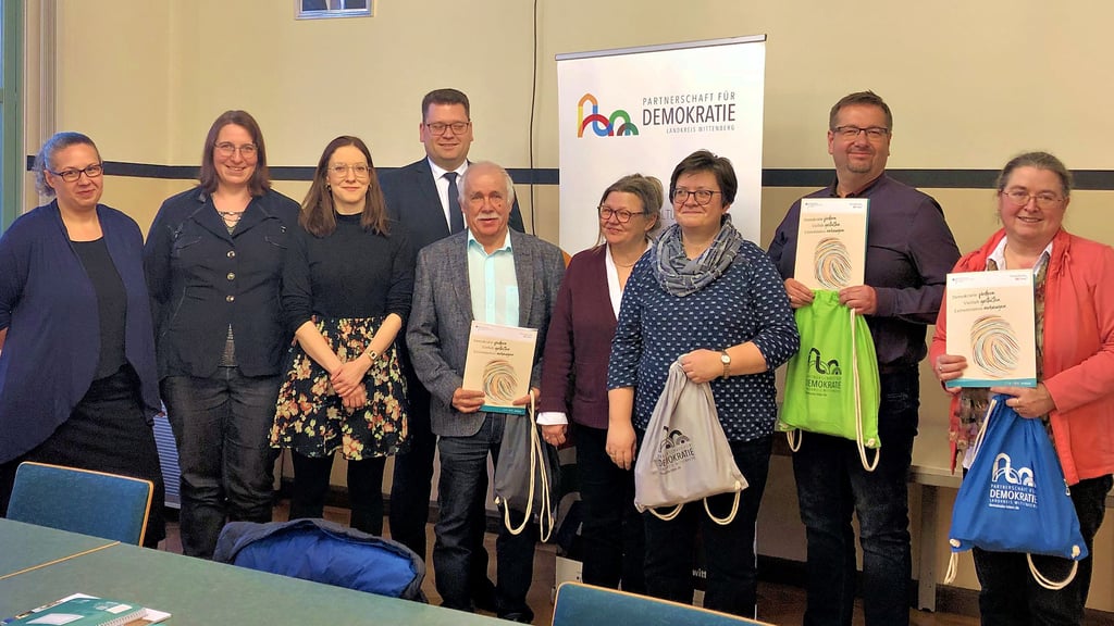 Bei der Übergabe der Förderzusagen im Landratsamt: Vier Projekte aus dem Landkreis werden mit insgesamt 39.100 Euro unterstützt.