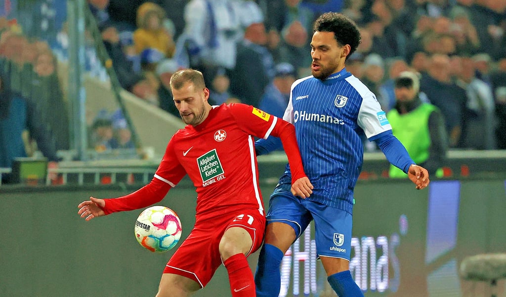 Auch gegen Paderborn wird Herbert Bockhorn (r.) aller Wahrscheinlichkeit die rechte Abwehrseite beackern und Zweikämpfe führen – wie hier gegen Kaiserslauterns Hendrick Zuck.