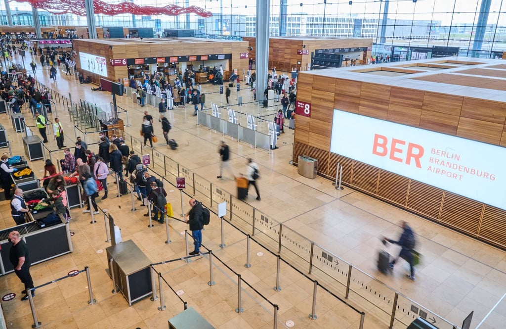 Passagiere stehen am Sicherheitscheck im Flughafen Berlin-Brandenburg (BER).