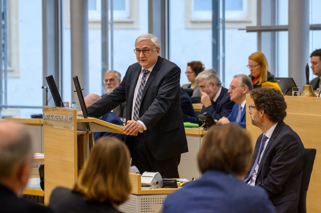 Michael Richter (CDU), Minister für Finanzen des Landes Sachsen-Anhalt spricht im Plenarsaal des Landtages zu den Abgeordneten.