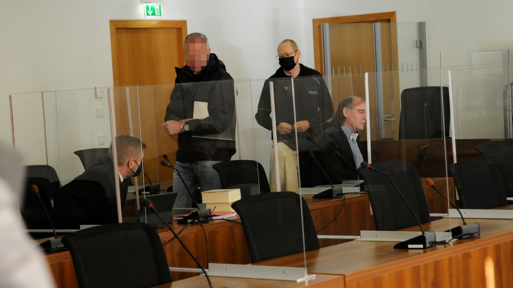 Der Fall Ute P. vor Gericht: Rechtsanwälte sind Steffen Voigt (links) aus Potsdam und Hartmut Pawlitzki (rechts) aus Stendal, der Verdächtige Igor P. wird gerade hereingeführt.