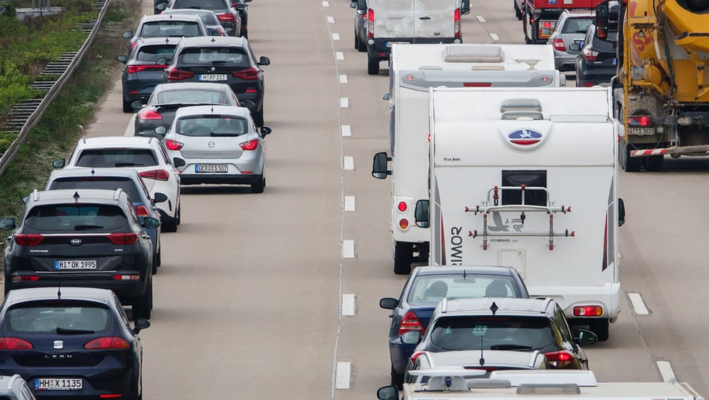 Autos stehen auf drei Spuren im Stau.
