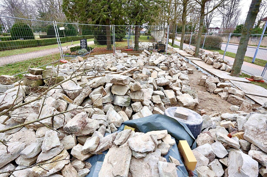 Am Friedhof II an der Parkstraße in Bernburg ist ein Teil der Friedhofsmauer eingestürzt und liegt nun an den Gräbern.