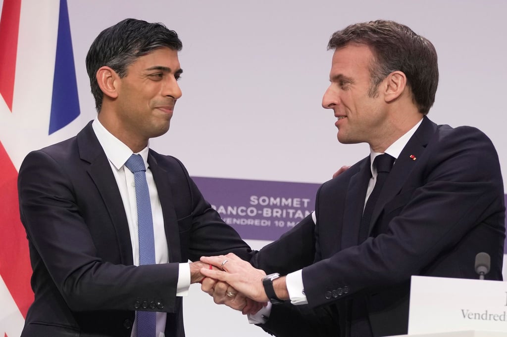 Frankreichs Präsident Emmanuel Macron (r) hat den britischen Premierminister Rishi Sunak im Élysée-Palast empfangen.