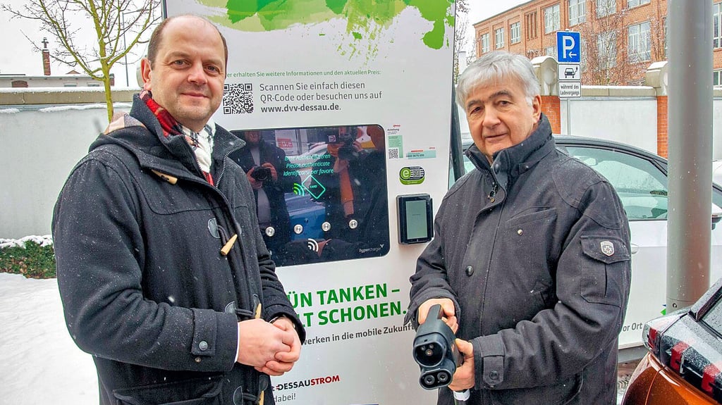 Die neue öffentliche 150-Kilowatt-Schnellladesäule wurde von Dino Höll, Stadtwerke-Geschäftsführer (links) und Uba-Zentralbereichsleiter Wolfgang Scheremet in Betrieb genommen.