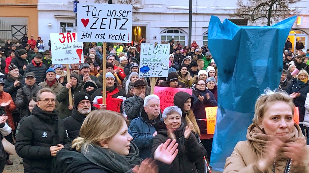 Hunderte Zeitzer protestierten bereits auf dem Altmarkt gegen die geplante Schließung von Stationen im Zeitzer Klinikum.