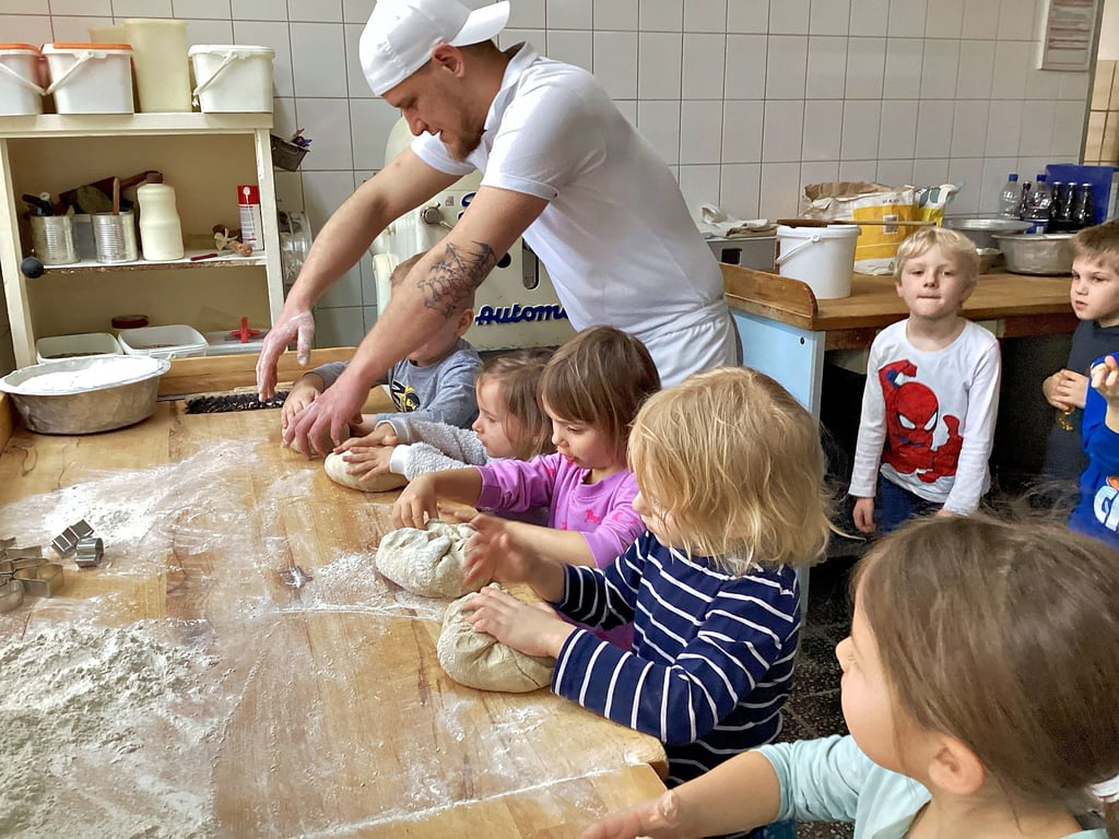 In der Bäckerei war Mitmachen angesagt. Die 15 Kinder aus der Kita Wirbelwind legten mächtig Hand an, damit der Teig die richtige Brotform bekam.