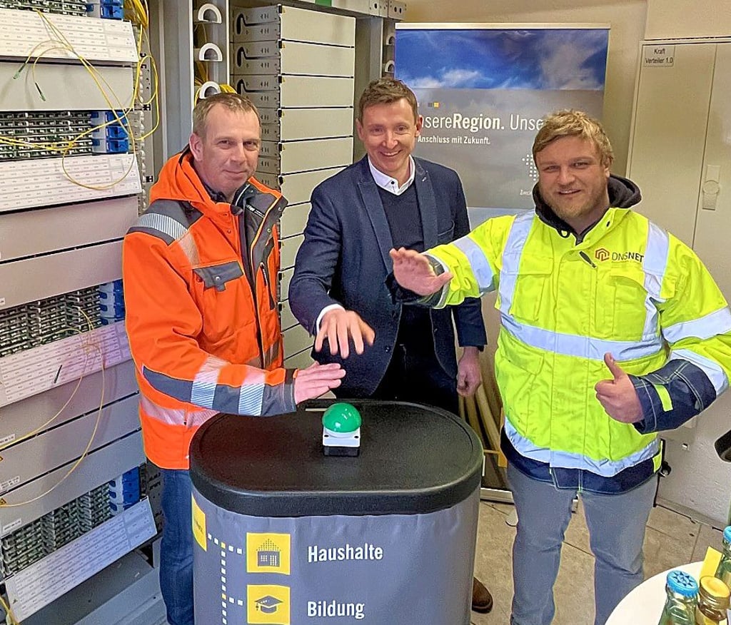 ZBA-Projektleiter Ronald Haag (von links), Bürgermeister Andreas Brohm und DNS-Net-Bauleiter Marcel Schwarz bei der symbolischen Übergabe der „PoPs“ (Schnittstellen) für das neue Breitbandnetz.
