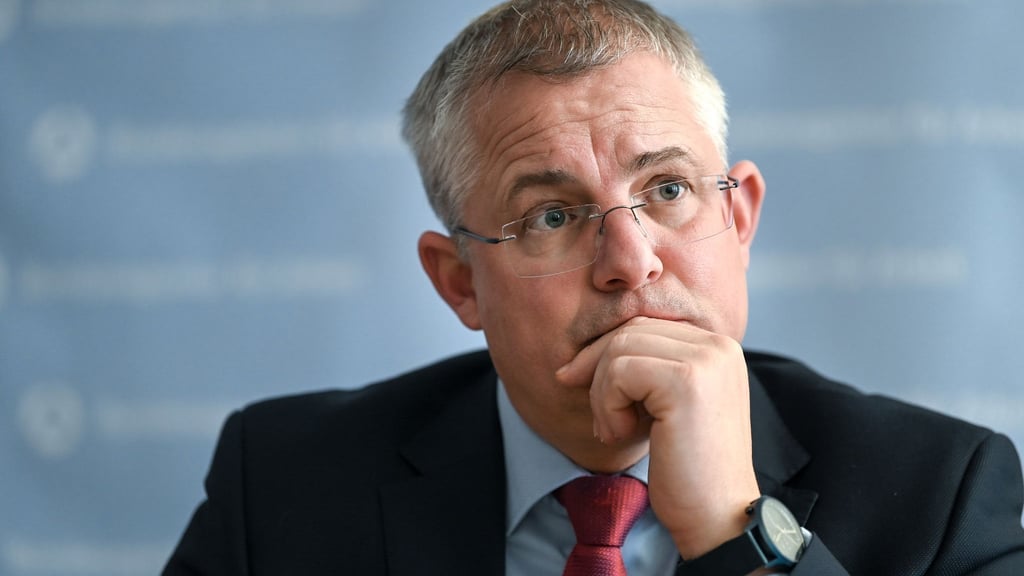 Markus Behrens, Vorsitzender der Geschäftsführung der Regionaldirektion Sachsen-Anhalt-Thüringen der Bundesagentur für Arbeit, schaut nachdenklich.