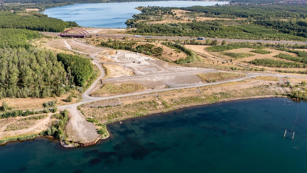 Nichts tut sich auf der Baustelle für den zukünftigen Harthkanal zwischen dem Zwenkauer See (vorn) und dem Cospudener See.