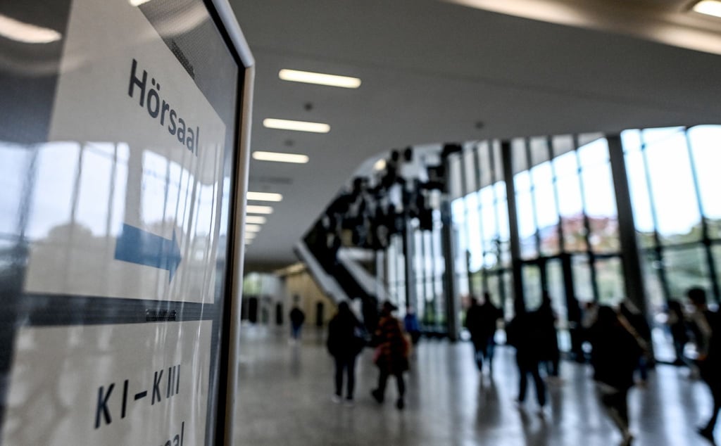 Studierende gehen Richtung Hörsaal.