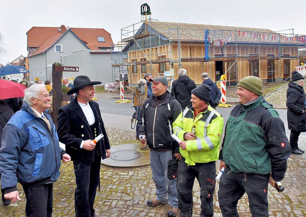 Pfarrer Frithjof Grohmann (links) freut sich mit den Handwerkern über den reibungslosen Bauverlauf.