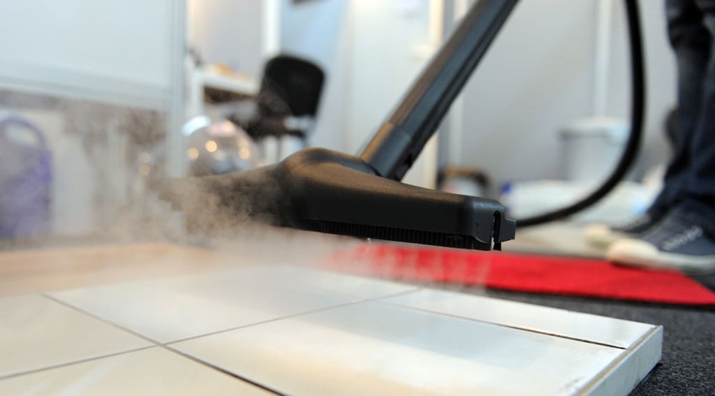 Dampfreiniger kommen ohne Putzmittel aus und können fettige und ölige Flecken leicht lösen.