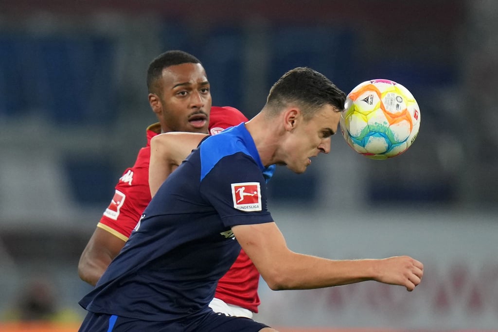 Der Berliner Filip Uremovic (r) und der Mainzer Marlon Mustapha kämpfen um den Ball.