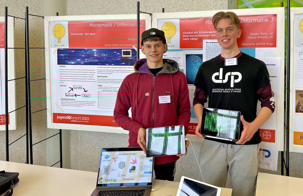 Teodor Balla und Denys Shkola (v. l.) von der Deutschen Schule in Prag haben einen Chatbot als Schülergehilfe entwickelt.