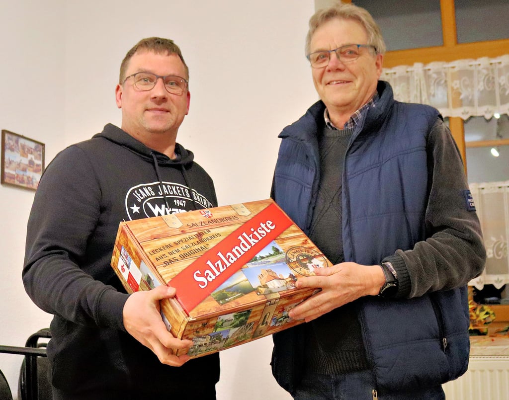 Ortsbürgermeister Martin Schmidt (links) bedankt sich für die 20-jährige Arbeit an den „Eickendorfer Nachrichten“ bei Lutz Grapp mit der „Salzlandkiste“.