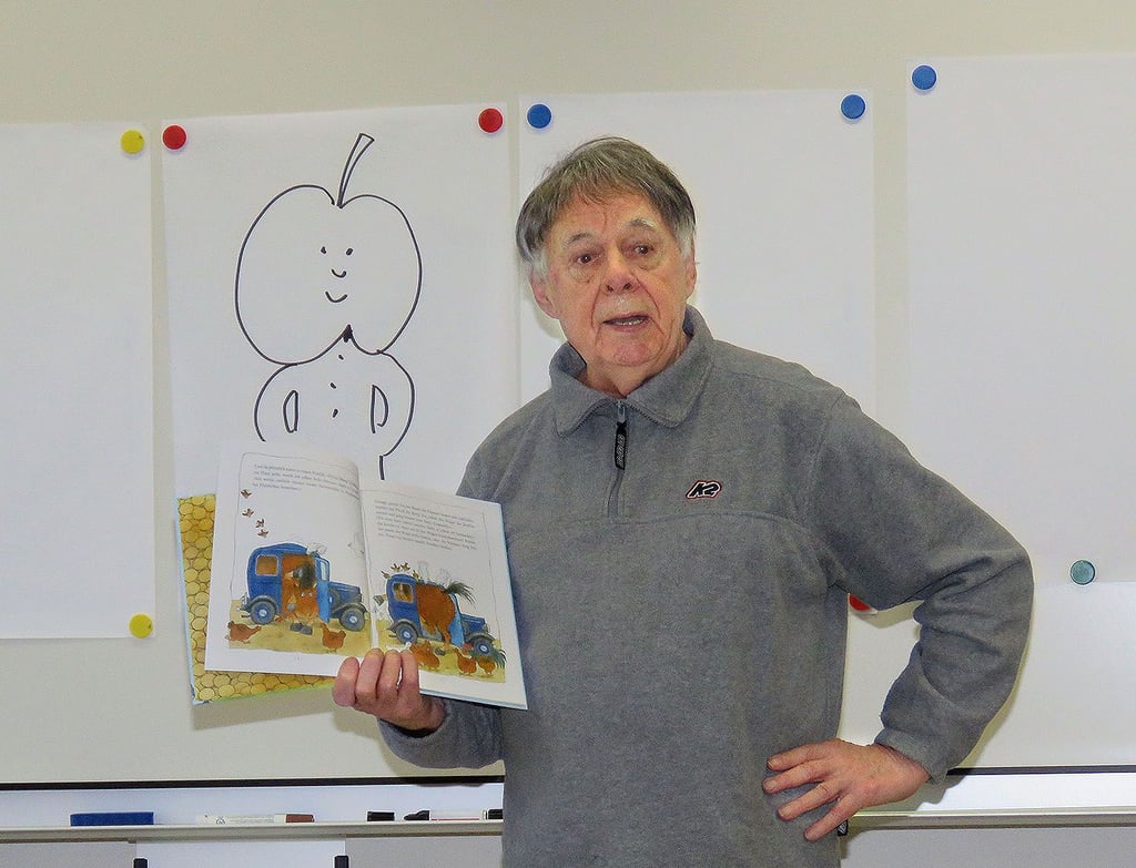 Karl-Heinz Appelmann war in der Grundschule Letzlingen zu Gast und stellte den Mädchen und Jungen seine Lieblingskinderbücher vor, die er illustrierte .