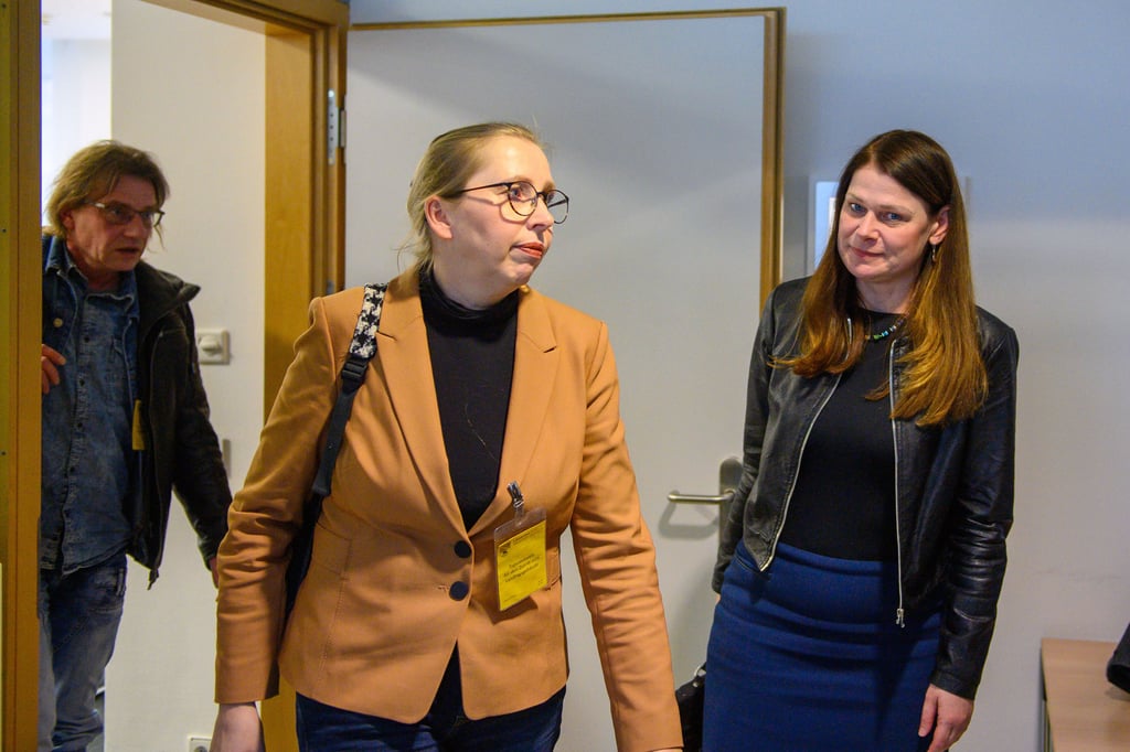 Die fünfjährige Inga verschwand am 2. Mai 2015 bei einem Besuch mit ihrer Familie im abgelegenen Stendaler Ortsteil Wilhelmshof. Die Eltern des Mädchens betreten am Donnerstag, 9. März, den Landtag in Magdeburg, wo sich der Innenausschuss mit den Ermittlungen befasste.