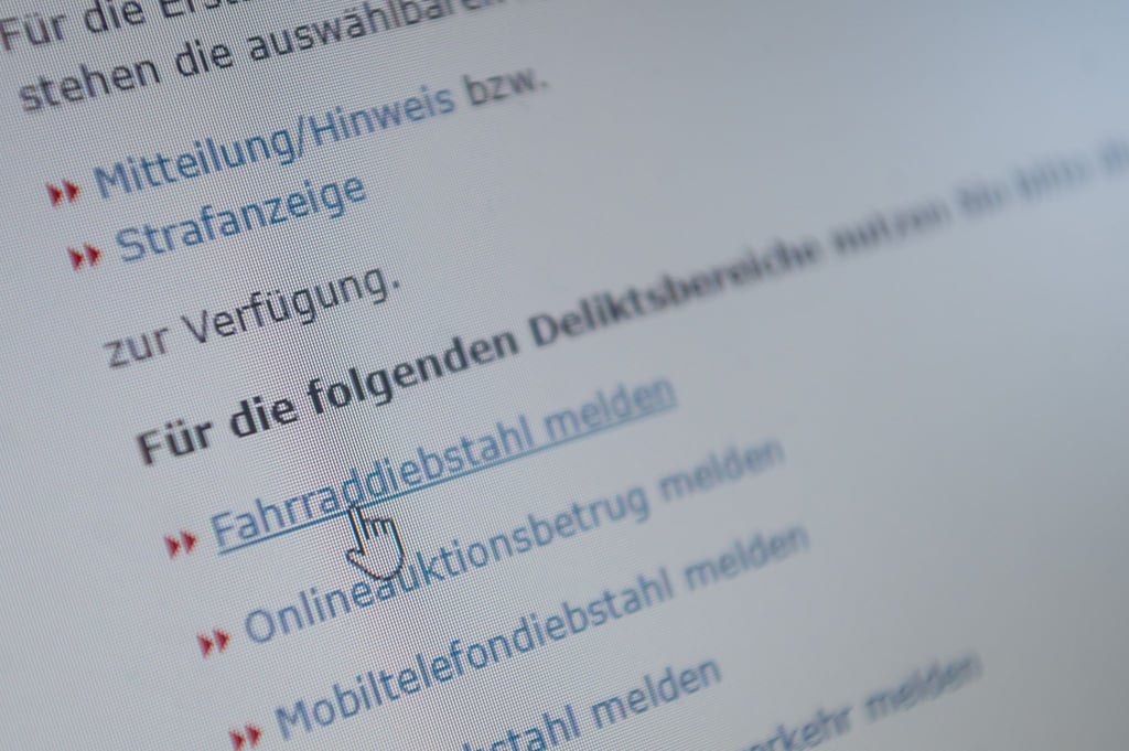 Der Mauszeiger steht auf der Webseite einer Onlinewache auf dem Link „Fahrraddiebstahl melden“.