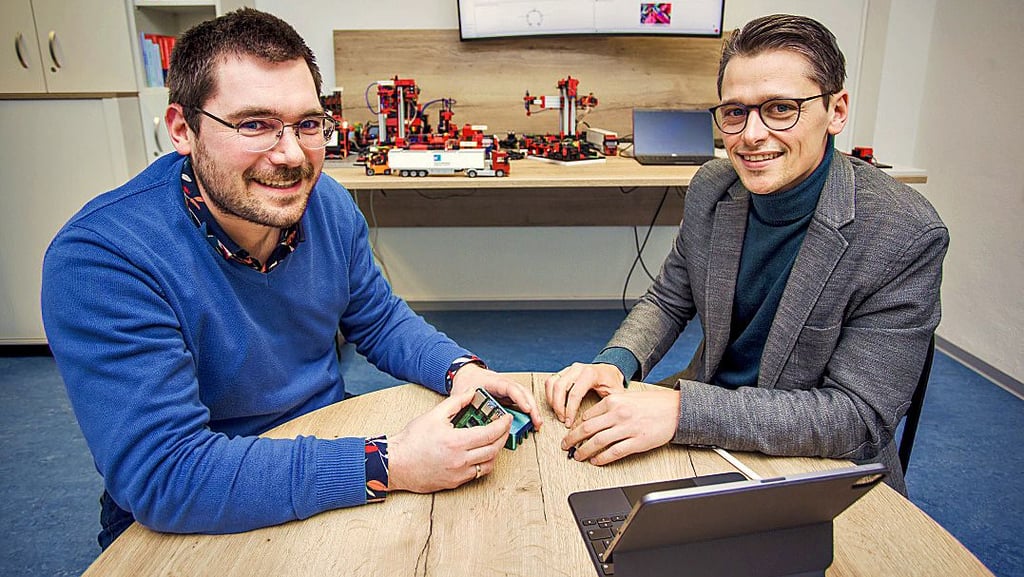 David Weigert (links) und Prof.Fabian Behrendt (rechts) arbeiten gemeinsam im AI.Tech-Lab an der Hochschule Magdeburg-Stendal.