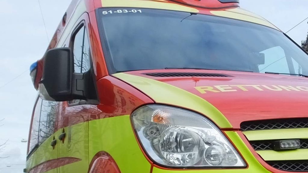 Ein Rettungswagen wartet auf seinen Einsatz.