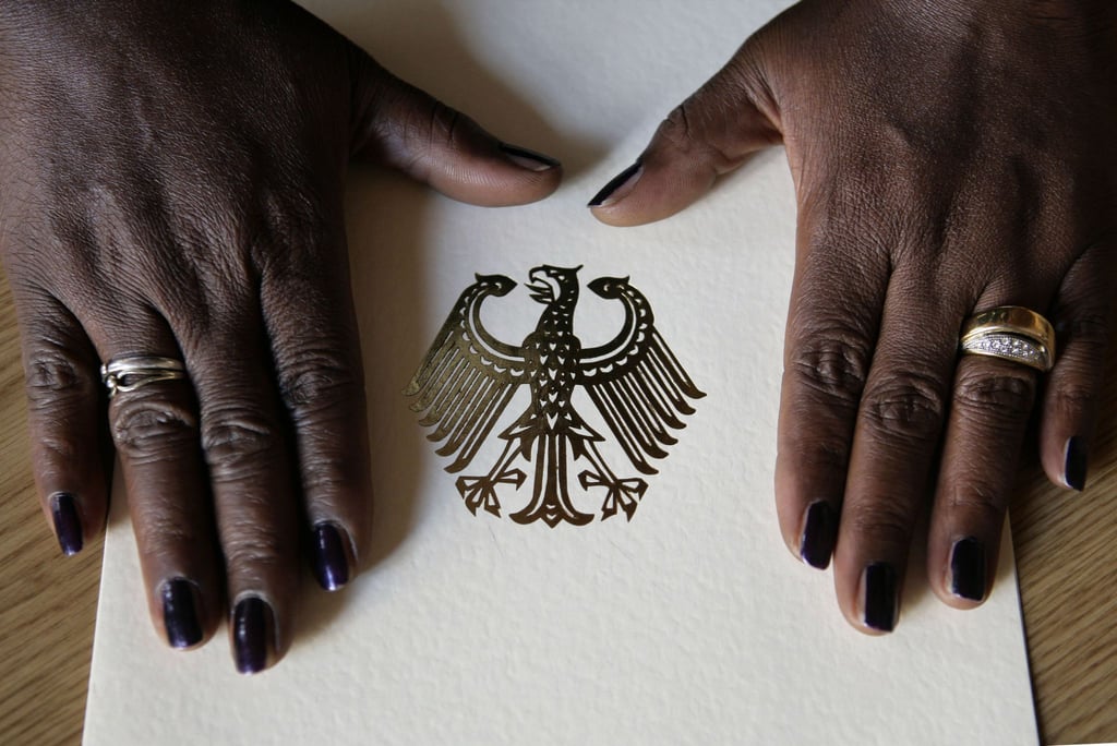 Laut einer Umfrage stoßen die Pläne des Bundesinnenministeriums für eine erleichterte Einbürgerung auf wenig Begeisterung.