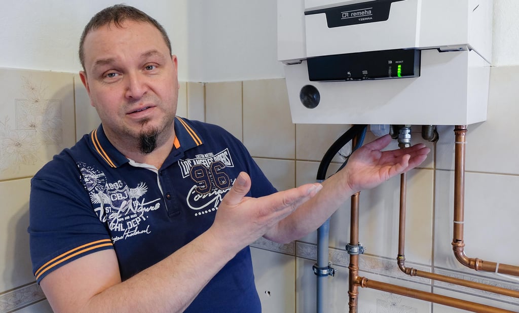 Jörg Friedrich weist auf eine Gasheizung mit Brennwerttechnik. Die arbeitet nach Einschätzung des Fachmanns sehr ressourcenschonend.