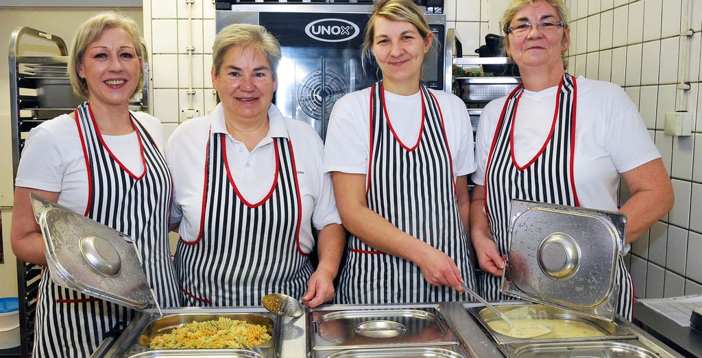 Sylvia Rudloff, Birgit Dotzauer, Lydia Annanias und Heidi Annanias (v.li.) sind das eingespielte Team der Schulküche.