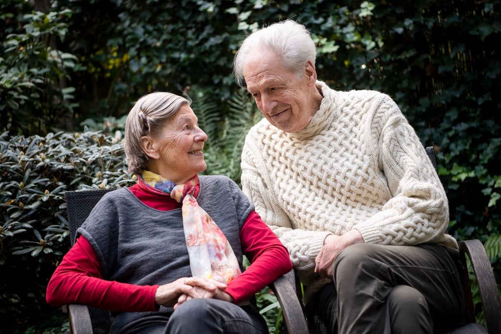 Henning Scherf (r) und seine Ehefrau Luise Scherf sitzen in ihrem Garten.