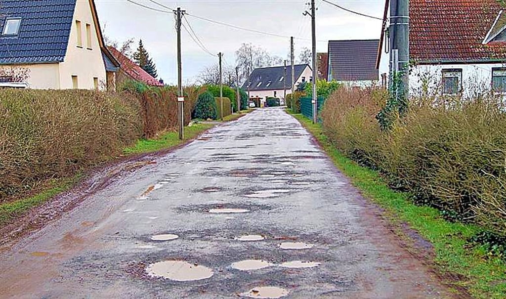 Die Neubauernsiedlung in Wolmirstedts Ortsteil Elbeu soll eine befestigte Straße bekommen. Die Anwohner werden dabei zur Kasse gebeten, aber auch Fördermittel helfen.