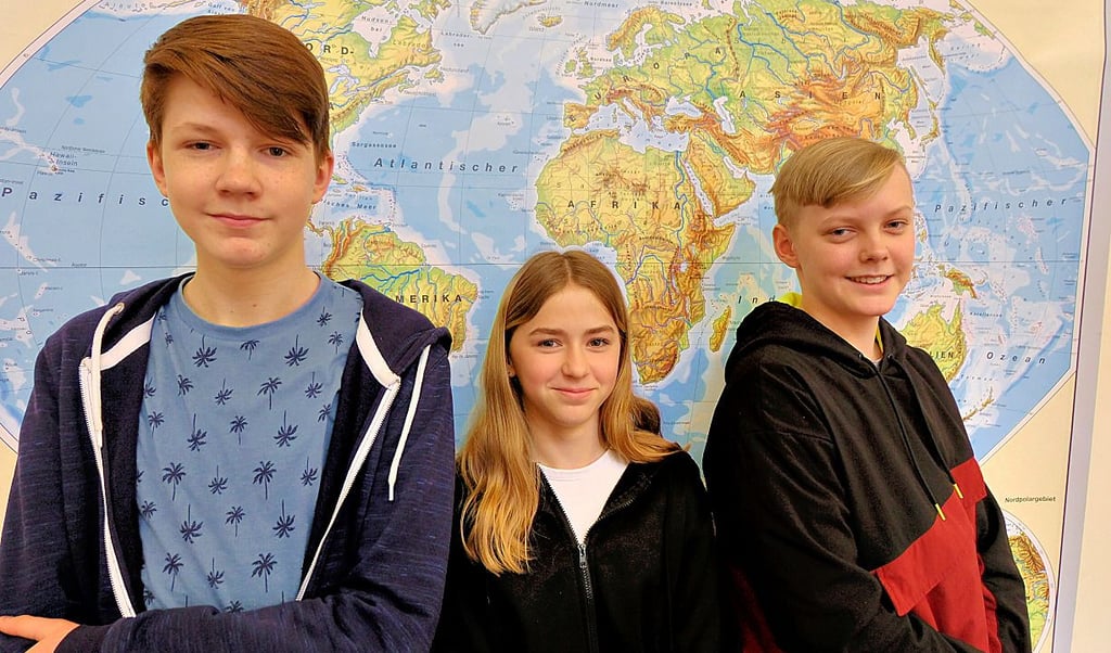 So sehen Sieger aus. Fabian Schulze, Lucy Müller und Ole Hage (von links) kennen sich im Fach Geografie bestens aus.