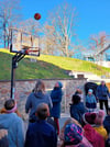 Die Grundschule „Am Markt“ in Hettstedt hat eine Basketballanlage bekommen, die der Förderverein mit den Schülern offiziell eingeweiht hat.