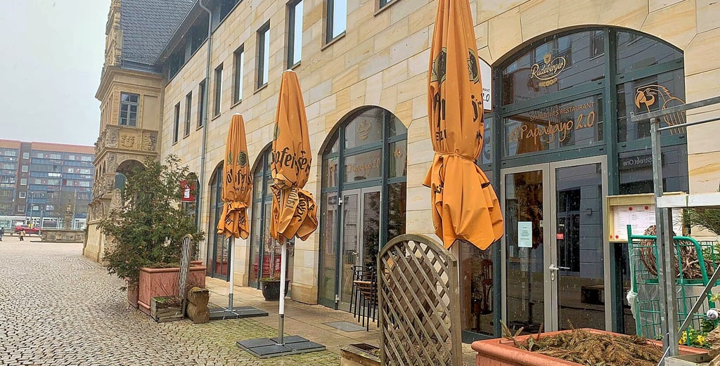 Zwar gibt es aufgrund des Wetters wie hier am Halberstädter Rathaus gerade keinen Bedarf an Außensitzen, doch ab Frühjahr soll eine neue Gestaltungsrichtline helfen, dass das Stadtzentrum ansehnlicher wird.
