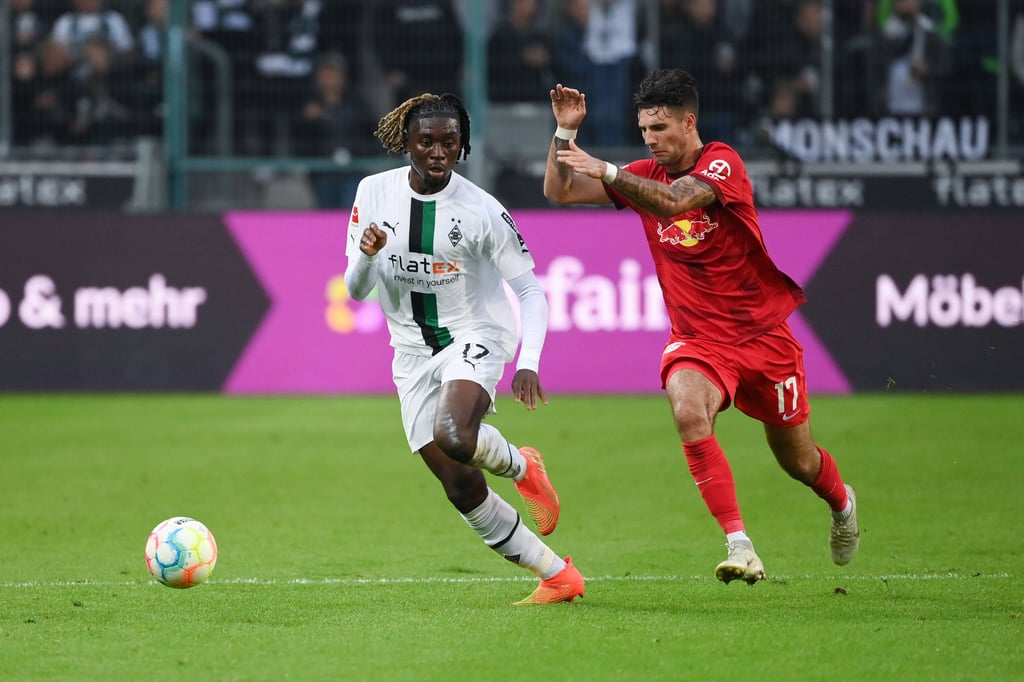 Nicht zu fassen für Leipzigs Dominik Szoboszlai: Gladbachs Mittelfeldspieler Manu Kone