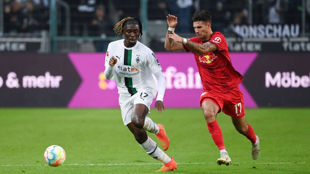 Nicht zu fassen für Leipzigs Dominik Szoboszlai: Gladbachs Mittelfeldspieler Manu Kone