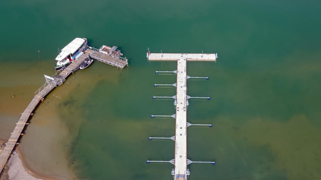 Zwei Stege führen am Störmthaler See bei Leipzig ins Wasser, aufgenommen mit einer Drohne.