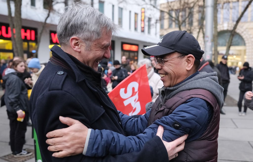 Frank Richter (SPD, l), Landtagsabgeordneter, begrüßt den Chemnitzer Pham Phi Son bei einer Kundgebung. Mit einer Demonstration sollte gegen die ursprünglich geplante Abschiebung der Familie von Pham Phi Son nach Vietnam protestiert werden.