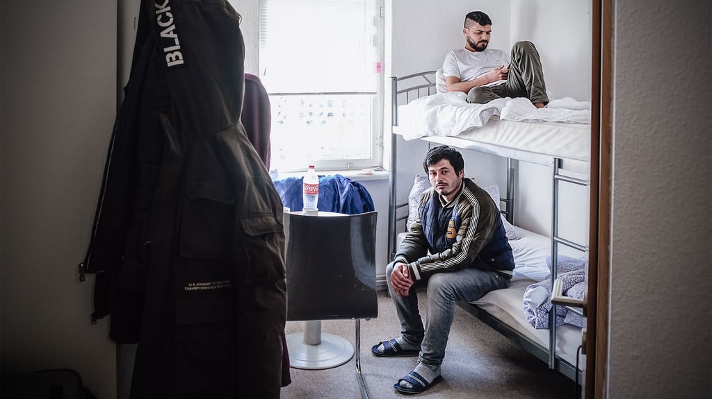 Ein Doppelstockbett, ein Tischchen, zwei schmale Schränke – auf engem Raum leben im Flüchtlingsheim Eisleben diese beiden Männer zusammen. Einer stammt aus Syrien, der andere ist Albaner.