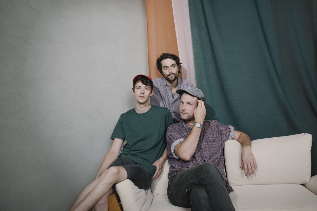 Henning May (l-r), Christopher Annen und Severin Kantereit haben mit ihrem neuen Album die Chartsspitze erobert.