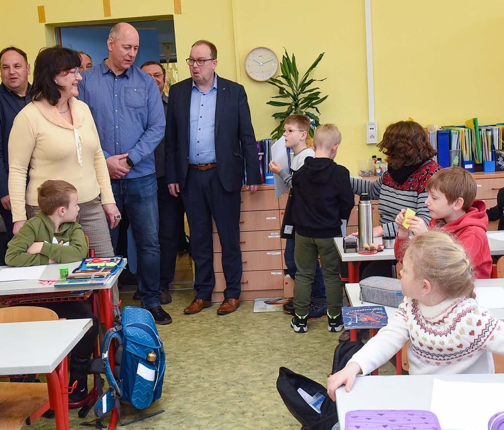 Die Grundschule Röblingen bekam Besuch von Bildungsministerin Eva Feußner (CDU, Mitte).