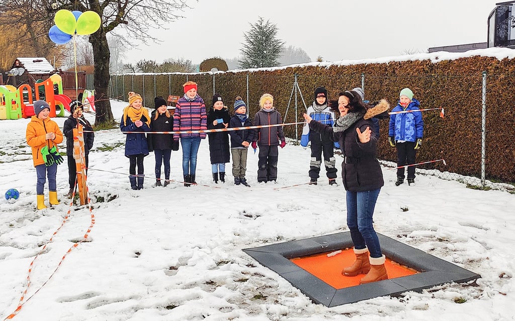Konstanze Gens, Leiterin der Evangelischen Kita in Lützen, durfte als Erste das neue Bodentrampolin im Kita-Garten einweihen.