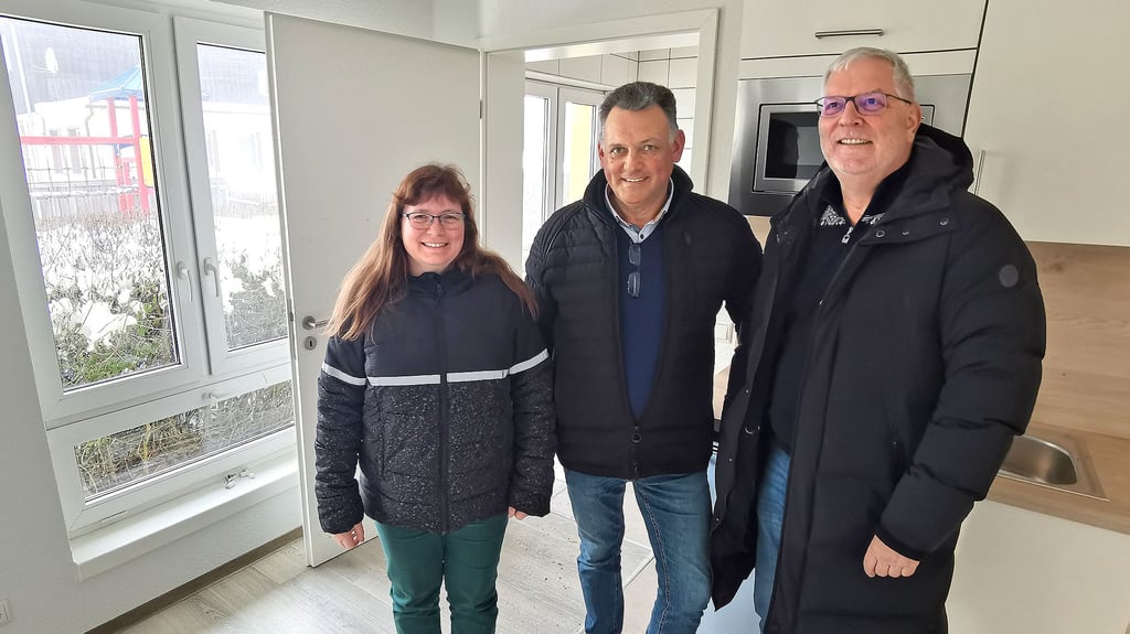 Stratie-Chef Andreas Ebert (rechts) gewährte Hüttenrodes Bürgermeister Frank Wieckert und Gemeinseassistentin Annegret Rockstedt erste Einblicke in der modernisierte Senioren-Wohnanlage in Hüttenrode.