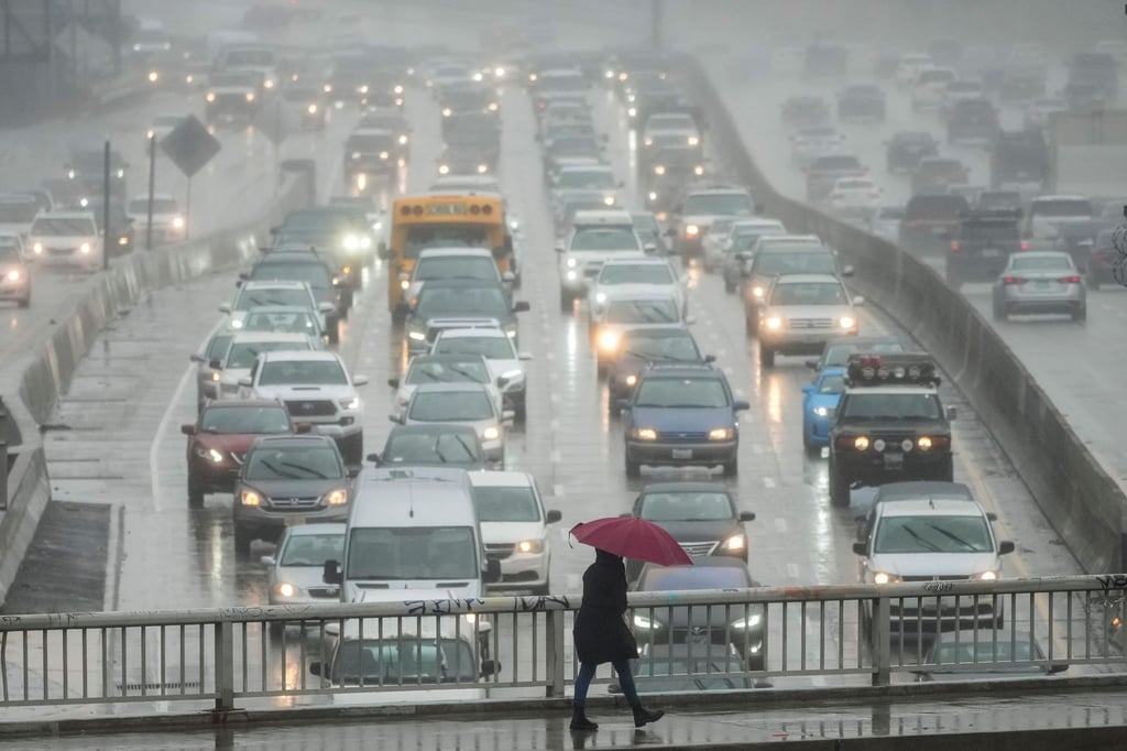 Die Menschen im US-Bundesstaat Kalifornien haben schon wieder mit massiven Regenfällen und Überschwemmungen zu kämpfen.