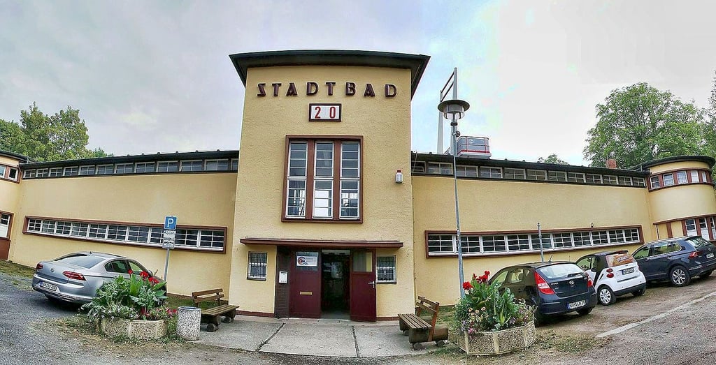 Blick auf den prägnanten Kopfbau des Sangerhäuser Stadtbads. Auch er soll nun saniert werden.